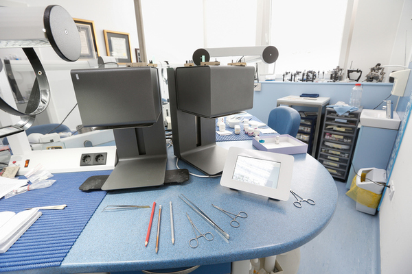 Phòng lab nha khoa chất lượng cần được trang bị hệ thống trang thiết bị hiện đại